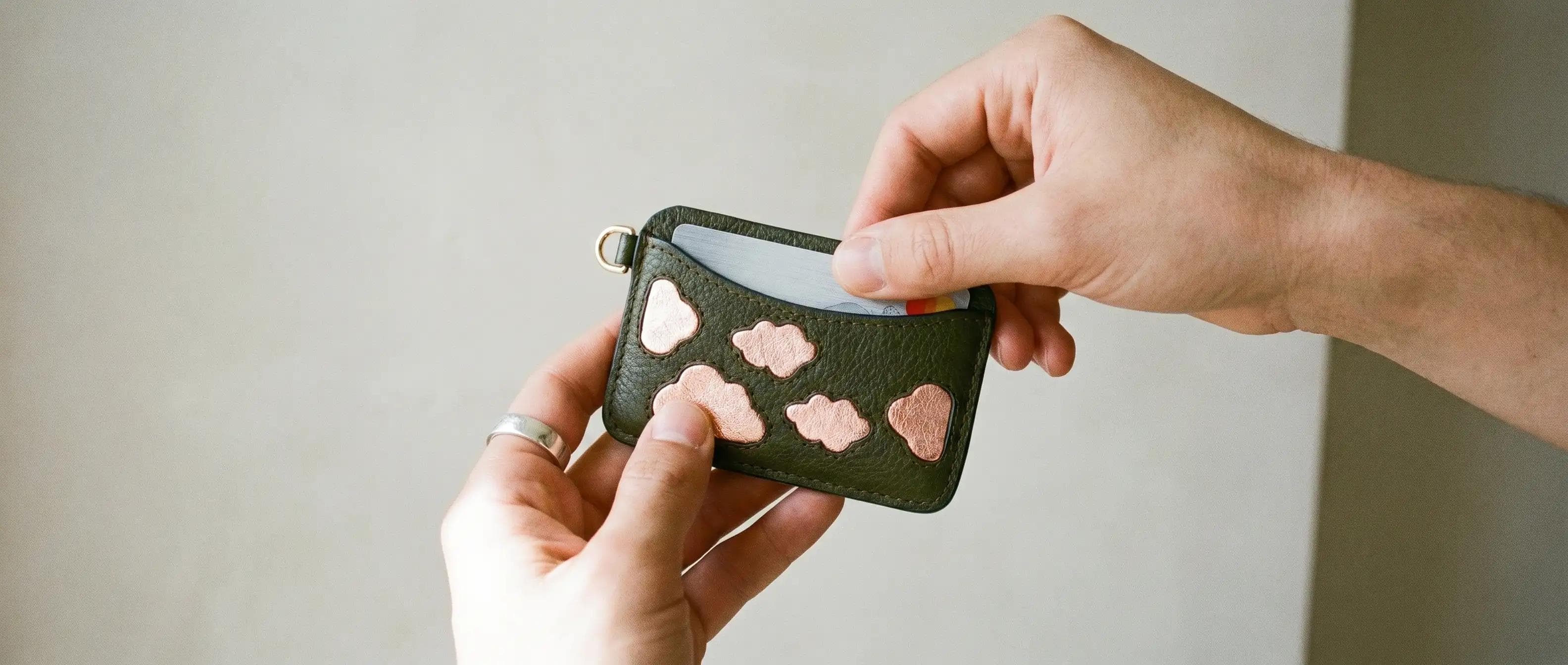 Porte-cartes en cuir tannage végétal fait main — atelier Suki Paris 17e
